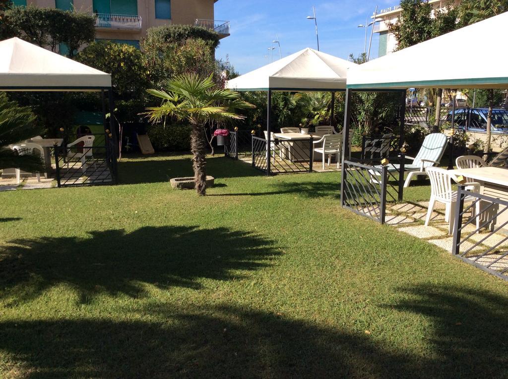 Hotel Smeraldo Camaiore Bagian luar foto